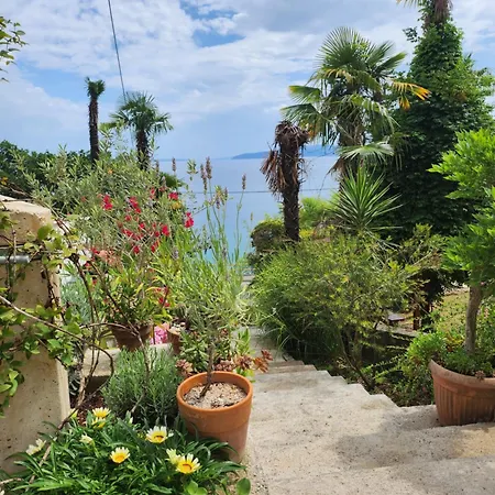 Secret Garden Apartment *
